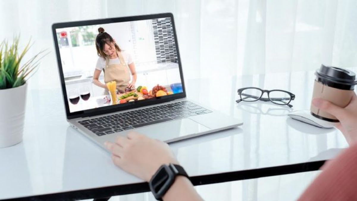 Nonton Video Masak Bikin Kamu Jadi Lebih Banyak Makan!