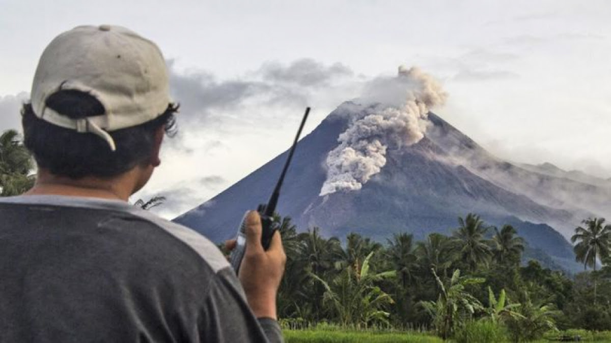 Gunung Merapi Erupsi Keluarkan Awan Panas 22 Kali