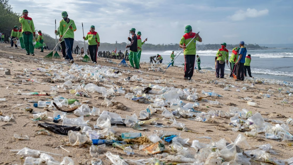 Tumpukan Sampah Plastik Di Pantai Kuta Bali