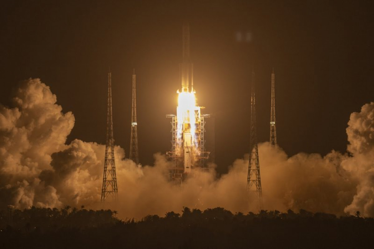 China Luncurkan Robot Pesawat Luar Angkasa Ke Bulan