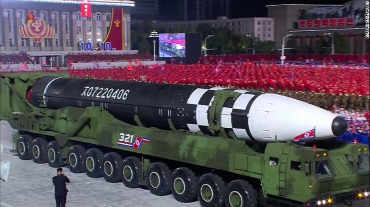 Korea Utara Luncurkan Rudal Balistik Baru Dalam Parade Militer