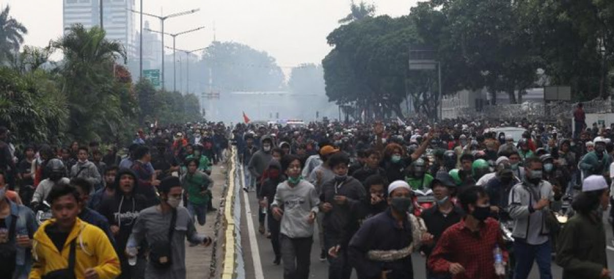 500 Orang Ditangkap Saat Aksi Demo: 123 Mahasiswa Reaktif Corona, Kebiasaan Belanja Online Mempengaruhi Pertumbuhan Ekonomi, Waspada Kematian Akibat Covid-19 Bisa Alami Kesedihan Berkepanjangan, Kampanye ‘Ayo Pakai Masker’ Pesawat Garuda Di Desain Pakai Masker.
