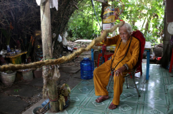 Seorang Kakek Di Vietnam Tidak Potong Rambut Selama 80 Tahun