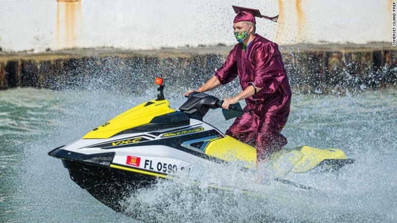 Wisuda Pake Jet Ski