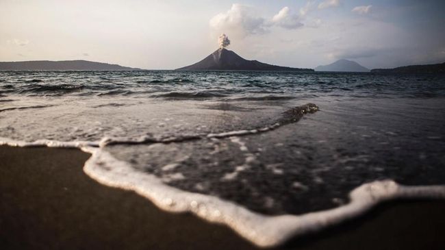 Anak Krakatau Meletus