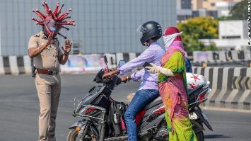 Polisi India Tegur Warga yang Bandel Keluar Rumah Pakai Helm Corona