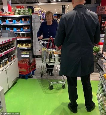 Angela Merkel Tertangkap Kamera Lagi Grocery Shopping, Beli 4 Botol Wine