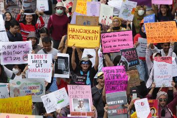 International Women’s Day, Karantina di Italia, Elizabeth Warren, Bahasa Campur-Campur