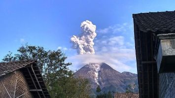 Gunung Merapi Erupsi, Tinggi Kolom Abu Mencapai 6.000 meter