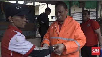 Sekda DKI Jakarta Memberikan Hadiah Jam Tangan ke Ketua RT
