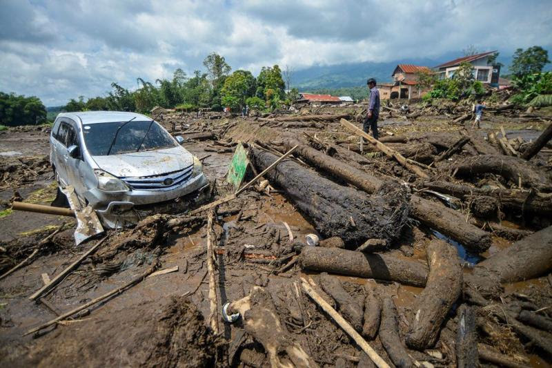 Banjir & Tanah Longsor di Sumatera Barat, UKT Tinggi Jadi Beban Masyarakat, Aurora Terlihat di UK Hingga US, Orangutan Kalimantan Melahirkan di Florida