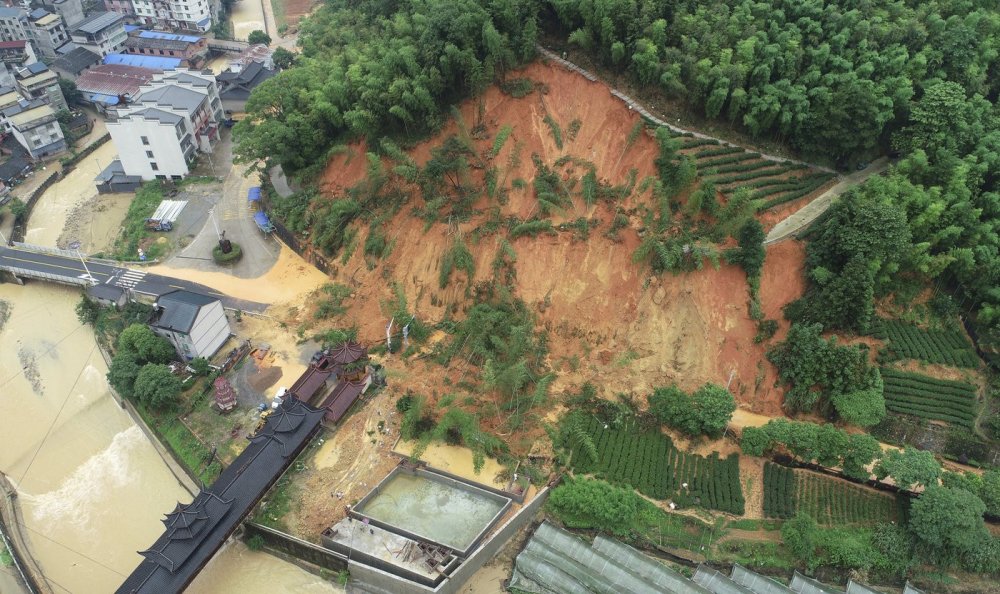 Hujan di China Selatan Sebabkan Banjir & Tanah Longsor