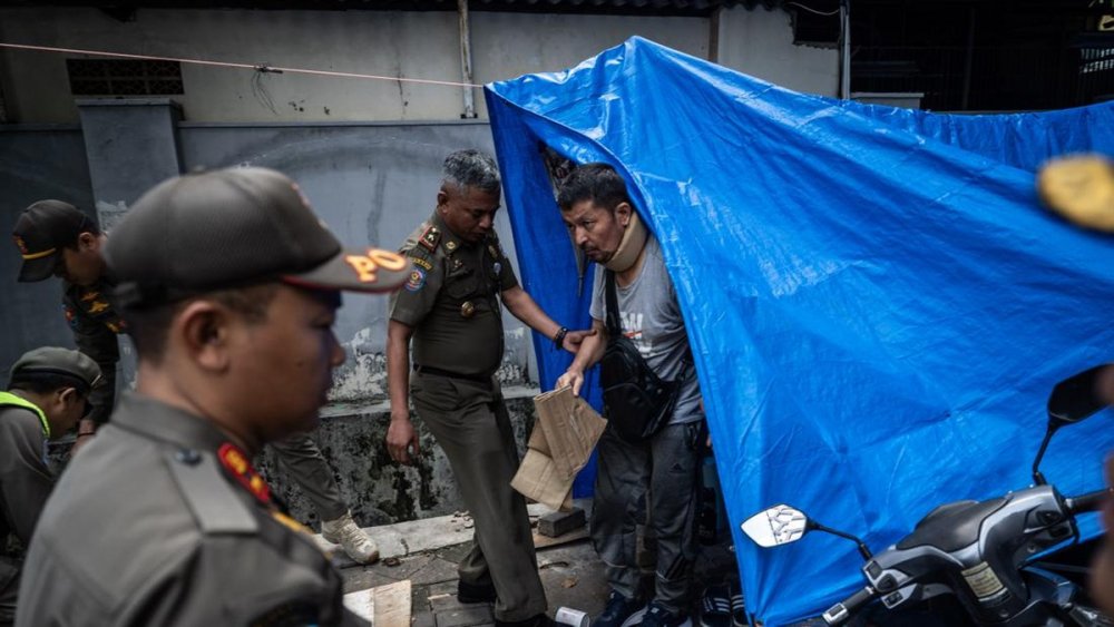 Satpol PP Jakarta Menertibkan 15 Orang Pencari Suaka,