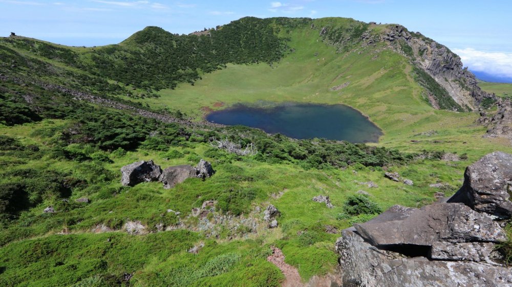 Kampanye Larangan Buang Sampah Sembarangan di Gunung Halla National Park