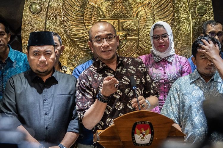 Hasyim Asy’ari Diberhentikan Tidak Hormat oleh Presiden, Joe Biden Didesak Mundur Dari Pencapresan, Eks Bupati Langkat Dinyatakan Bebas, CoolApp Aplikasi Messaging di Kamboja