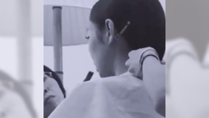 Jennie Blackpink Nge-Vape di Ruang Tertutup