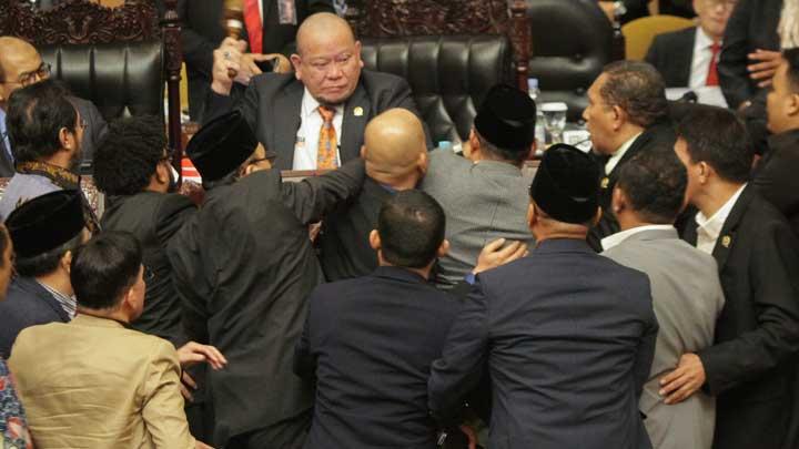 Sidang Paripurna DPD Jumat Lalu Berlangsung Ricuh, Donald Trump Setelah Tragedi Penembakan, Prabowo Effect Jelang Pilkada 2024, Mediterranian Diet Turunkan Kolesterol