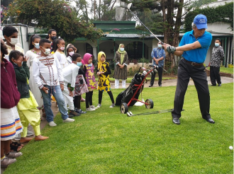 Indonesian Ambassador Teaches Ethiopian Students to Play Golf