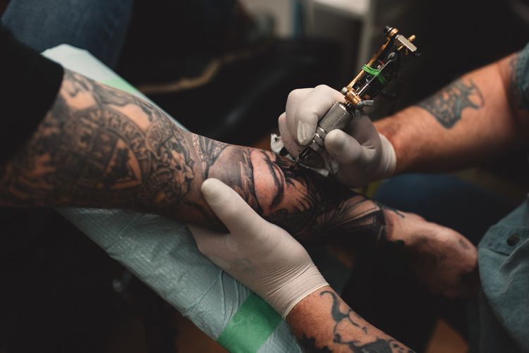 Tinta Tato Mengandung Bakteri Berbahaya