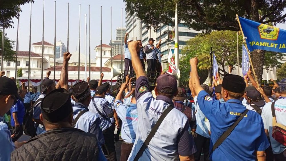Aksi Unjuk Rasa Supir Jaklingko di Balai Kota Jakarta