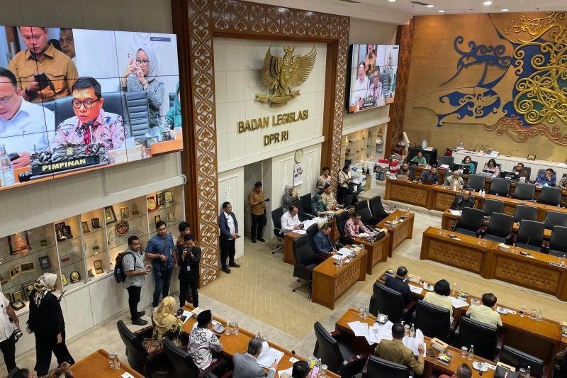 DPR RI Tidak Mengikuti Putusan MK, Pertemuan Bilateral Australia & Indonesia, Bahlil Lahadalia Jadi Ketum Definitif Partai Golkar, Ben Affleck & JLo Cerai