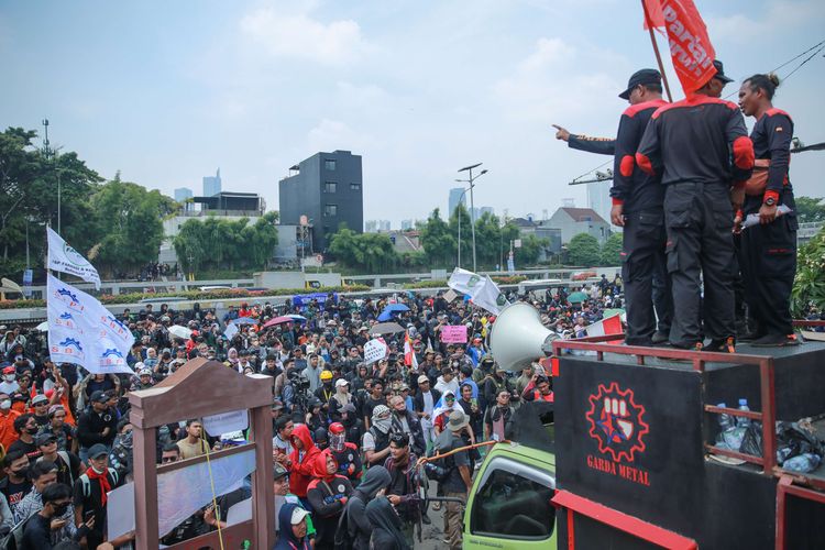 Demonstrasi Kawal Putusan MK, Taliban Melarang Suara Perempuan Terdengar Di Publik, Kasus Gagal Ginjal Akut, Plastik Ditemukan Di Dalam Otak