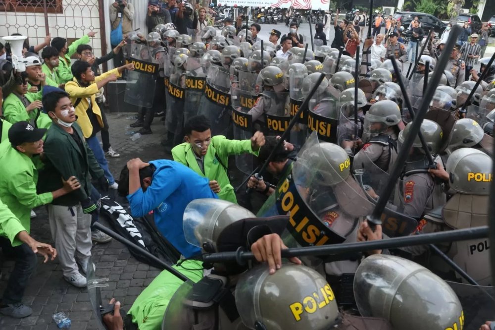 Demo #KawalPutusanMK di Semarang & Makassar Berujung Ricuh, Founder Telegram Ditangkap, Anies Baswedan Belum Dapat Dukungan Partai, Paus Fransiskus Akan Gelar Misa Akbar di GBK