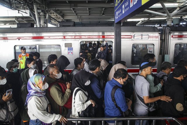 Pemerintah Akan Mengubah Subsidi KRL Jadi Berbasis NIK, Warga Israel Gelar Aksi Protes Besar-besaran, Terminal 3 Bandara Soekarno-Hatta Kebakaran, Potensi Penyebaran Penyakit Malaria di Korea Selatan