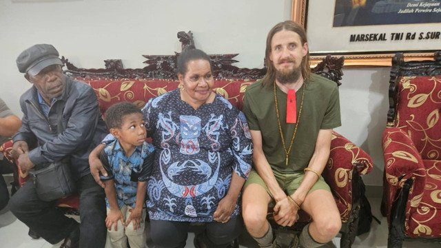Pilot Susi Air Captain Philip Max Mehrtens Akhirnya Dibebaskan, Anggota PBB Mendesak Pembebasan Palestina dari Israel, Penemuan 7 Mayat di Kali Bekasi, Liburan Bikin Awet Muda
