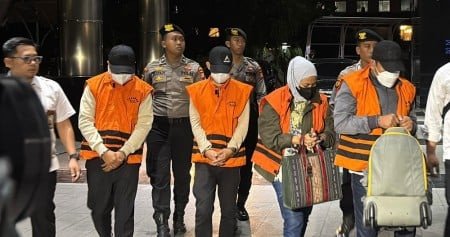 KPK Lakukan Operasi Tangkap Tangan di Kalimantan Selatan, Ratusan Gajah di Thailand Dievakuasi, Hakim di Indonesia Demo Mogok Kerja, Ekspresi Buka Mulut Lumba-lumba