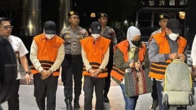 KPK Lakukan Operasi Tangkap Tangan di Kalimantan Selatan, Ratusan Gajah di Thailand Dievakuasi, Hakim di Indonesia Demo Mogok Kerja, Ekspresi Buka Mulut Lumba-lumba