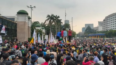 Aksi Unjuk Rasa di Depan Gedung DPR RI, Hanni NewJeans Alami Pelecehan Oleh Manajemennya, Suhu Panas Tanda Masuk Musim Penghujan, Presiden Perancis Tanggapi Series Netflix Emily in Paris