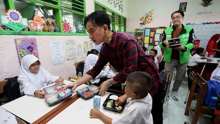Program Makan Bergizi Gratis, Kapal Pengungsi Rohingya di Aceh, HAM & Menteri-menterinya Prabowo, Aturan Pelukan 3 Menit di Bandara