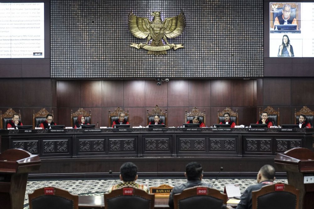 MK Kabulkan Sebagian Gugatan UU Cipta Kerja, Gunung Lewotobi NTT Meletus, Aksi 411 Jokowi & Fufufafa, Singapura Jadi Negara Paspor Terkuat di Dunia