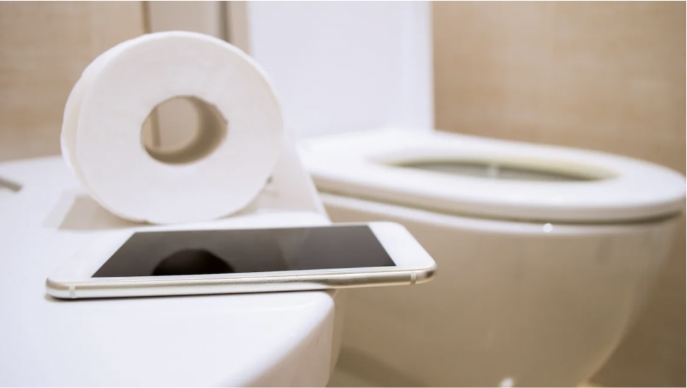 Main Hanphone di Toilet Meningkatkan Resiko Ambien