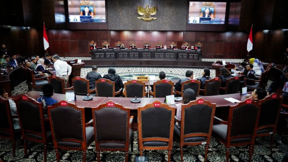 MK Resmi Hapus Ambang Batas Pencalonan Presiden, Kasus Human Metapneumovirus (HMPV) Merebak di China, Jokowi Masuk Nominasi OCCRP, Orang Tertua di Dunia Tutup Usia
