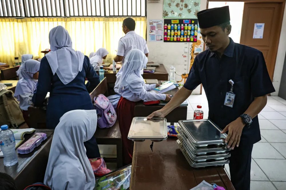 Program Makan Bergizi Gratis Resmi Dimulai, Gempa Bumi 7,1 SR di Nepal, Biaya Haji 2025 Turun, PM Kanada Justin Trudeau Mundur Dari Jabatannya