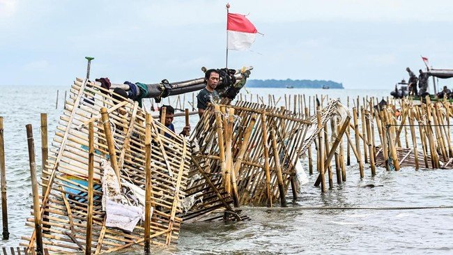 Pagar Laut di Tangerang Dibongkar TNI & Warga