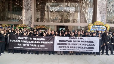 Demo Pegawai Kemendiktisaintek, Rencana Relokasi Warga Gaza ke Indonesia, Survey Kepuasan Pemerintahan Prabowo-Gibran, Harta Karun Bersejarah Eropa