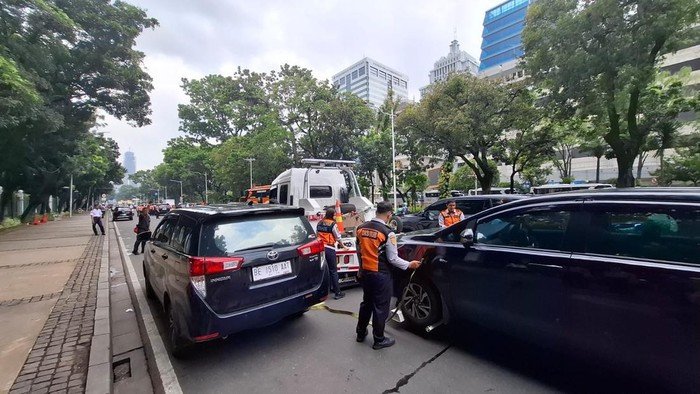 Mobil Pejabat Sebabkan Macet Parah di Area Monas