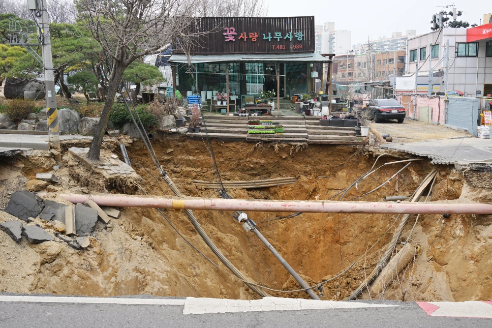 Sinkhole 20 Meter Muncul di Tengah Jalan Raya Seoul - Korea Selatan