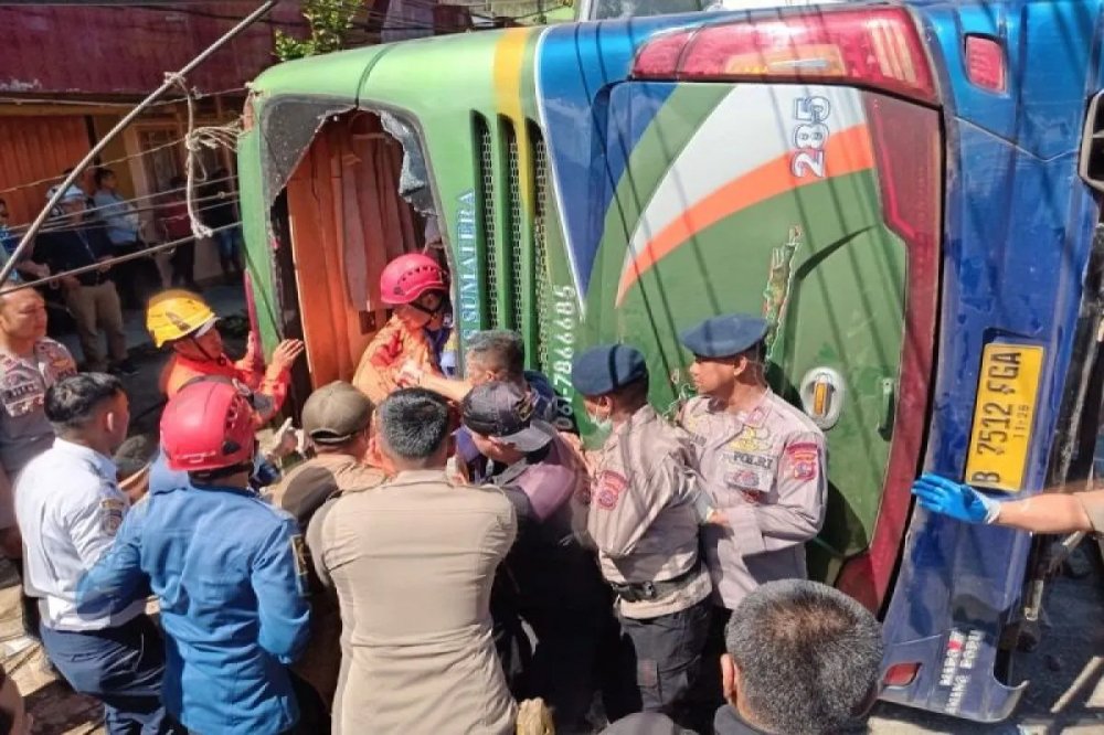 Kecelakaan Maut Bus ALS Padang Panjang, Hubungan Pakistan - India Memburuk, Instruksi Presiden Prabowo Turunkan Biaya Haji, Patung Raksasa di Bandara Selandia Baru