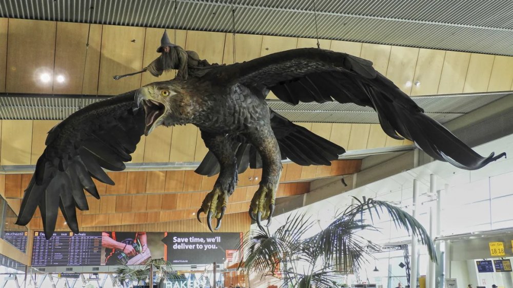 Patung Raksasa di Bandara Selandia Baru